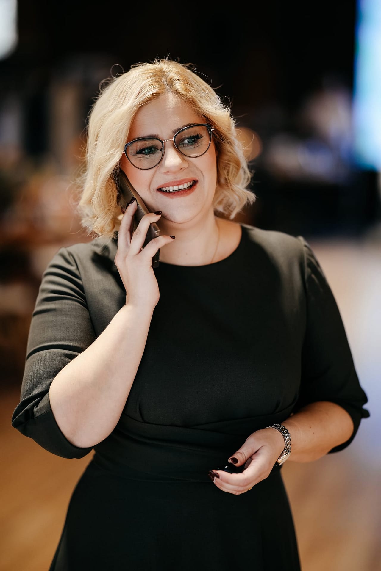 Raluca Baltag – suport clienți Chalette Events Raluca Baltag, event planner la Chalette Events, vorbind la telefon și oferind suport clienților